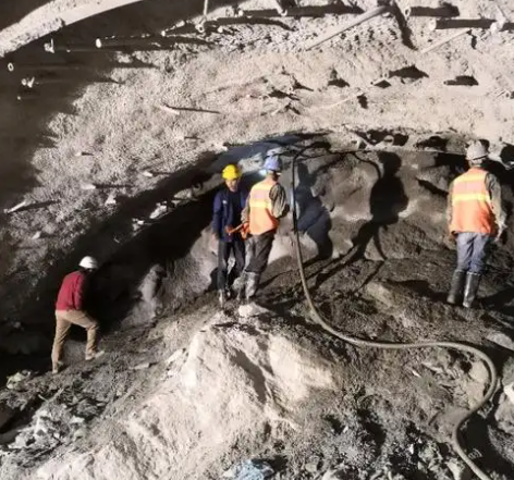 博尔塔拉拱顶带模注浆料的施工流程及注意事项